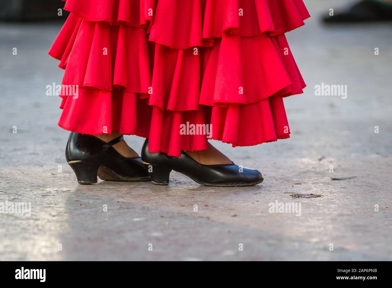 Abbigliamento e scarpe di flamenco rosso da vicino Foto Stock