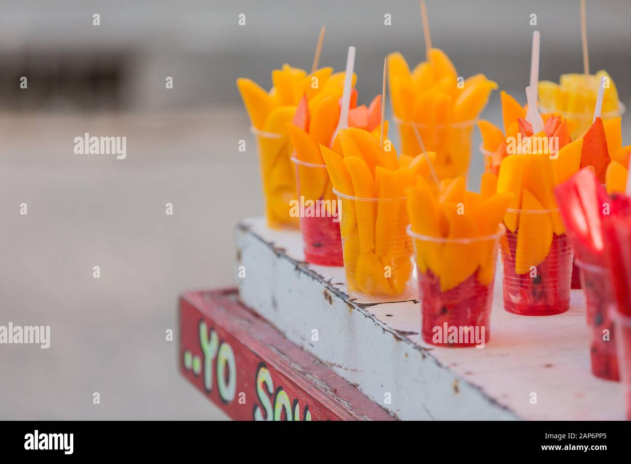 Fresco Mango su una stalla di frutta Cartagena Colombia Foto Stock