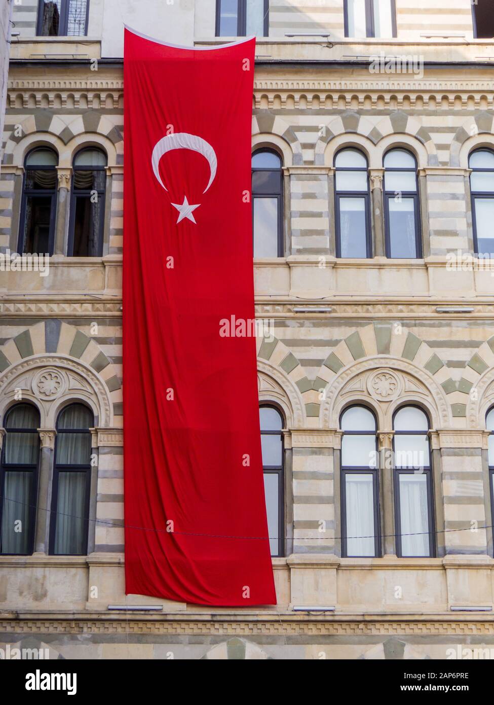 Bandiera turca sulla costruzione a Istanbul, Turchia Foto Stock