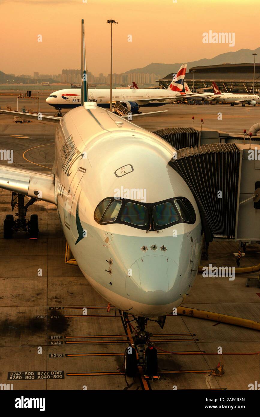Un Airbus A350 Cathay Pacific al suo terminal, all'Aeroporto di Hong Kong. Foto Stock