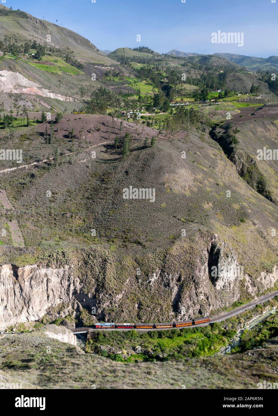Il treno turistico che corre tra la città di Alausi e il diavolo il naso montagna in Ecuador. Foto Stock
