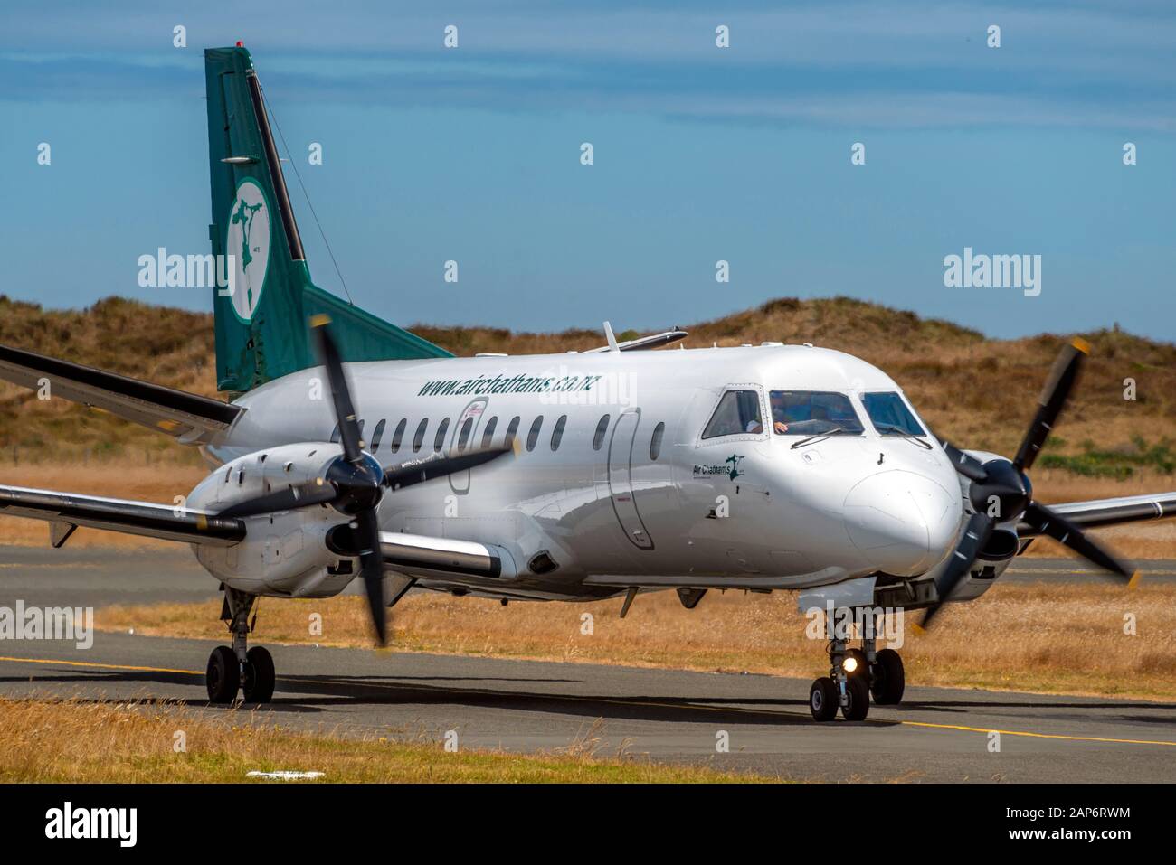 Un aereo SAAB 340 a corto raggio di Chatham Air in Nuova Zelanda, taxi per la rampa. Foto Stock