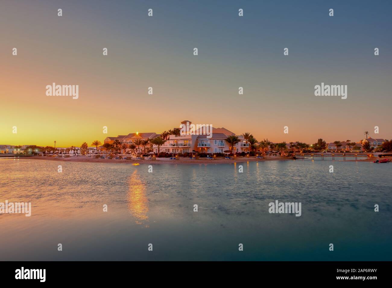 Villaggio laguna in mare al tramonto al tramonto a el Gouna, Egitto, 7 gennaio 2020 Foto Stock