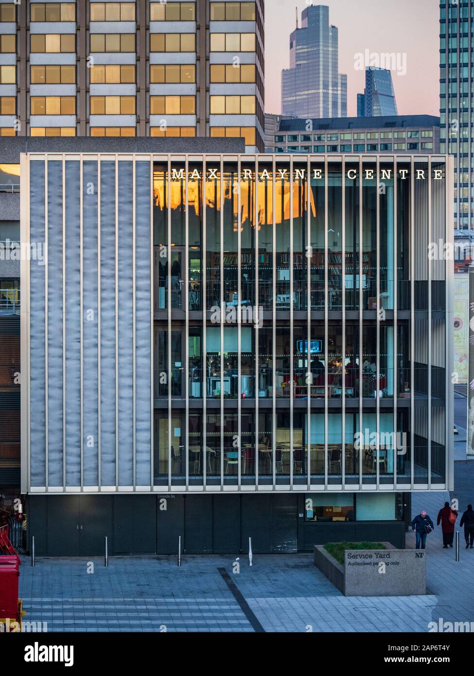 La Max Rayne centro nei pressi del Teatro Nazionale sulla South Bank di Londra. Essa ospita all'avanguardia officina di verniciatura & uffici di produzione, Foto Stock