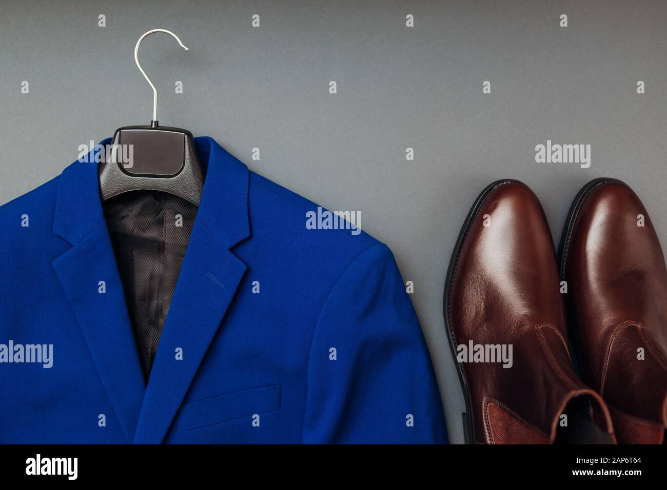 Abbigliamento e scarpe, stivali in pelle chelsea per gli uomini. Giacca elegante maschile classica di colore blu. tendenza 2020 Foto Stock