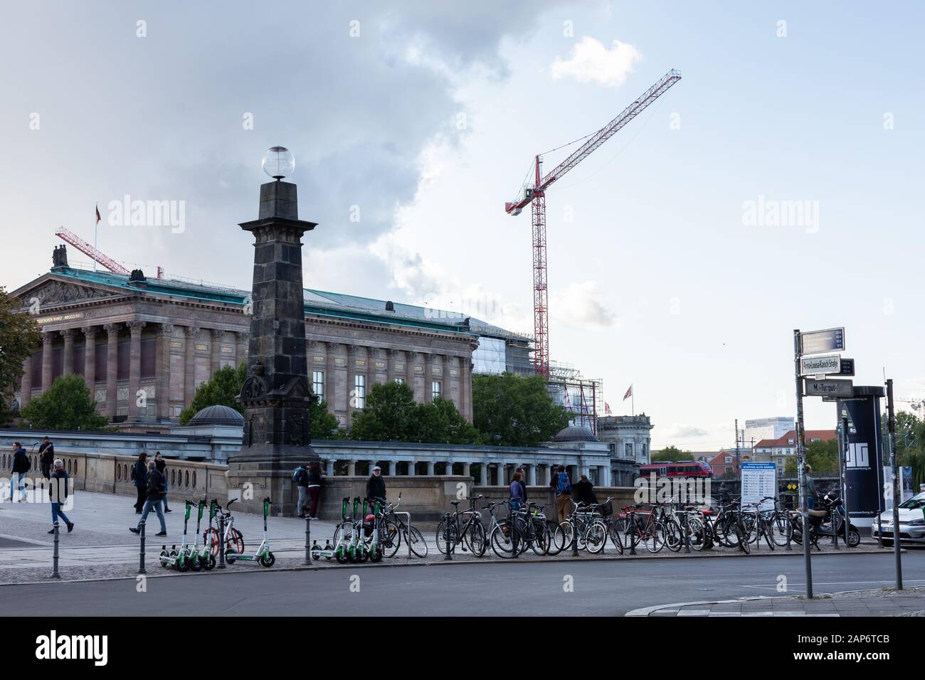 Berlino, Germania - 2 ottobre 2019: Passeggiata in autunno lungo la strada Anna-Louisa-Karsch-Strasse vicino al ponte di Friedrichs nel centro di Berlino Foto Stock