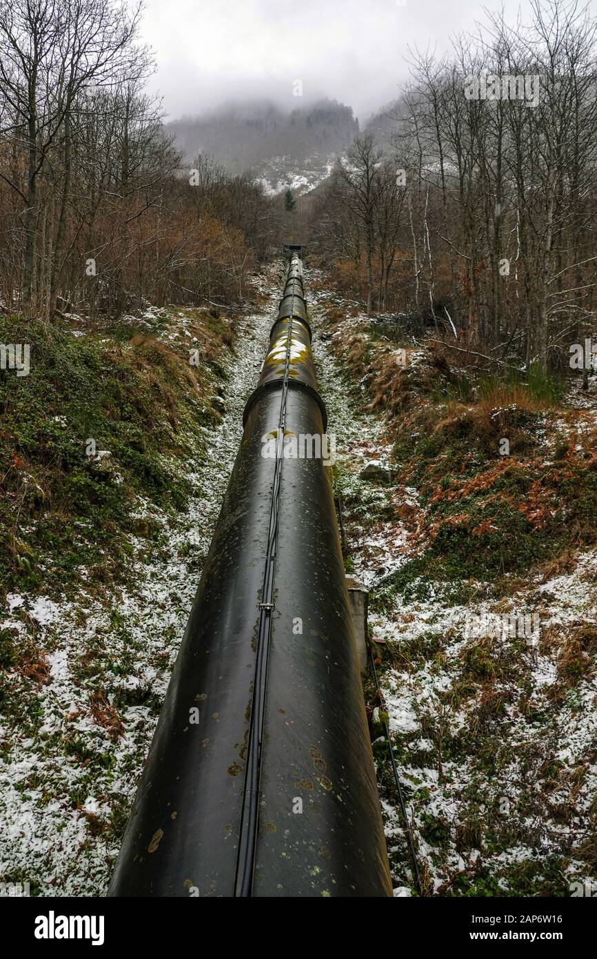 Gasdotto di grande diametro che trasporta acqua per centrale idroelettrica, Ax les Thermes, Pirenei, Francia Foto Stock