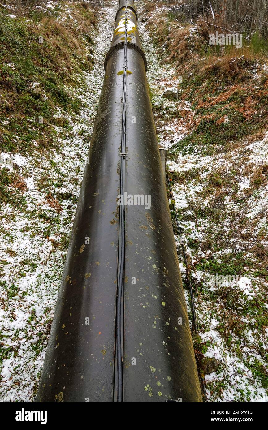 Gasdotto di grande diametro che trasporta acqua per centrale idroelettrica, Ax les Thermes, Pirenei, Francia Foto Stock