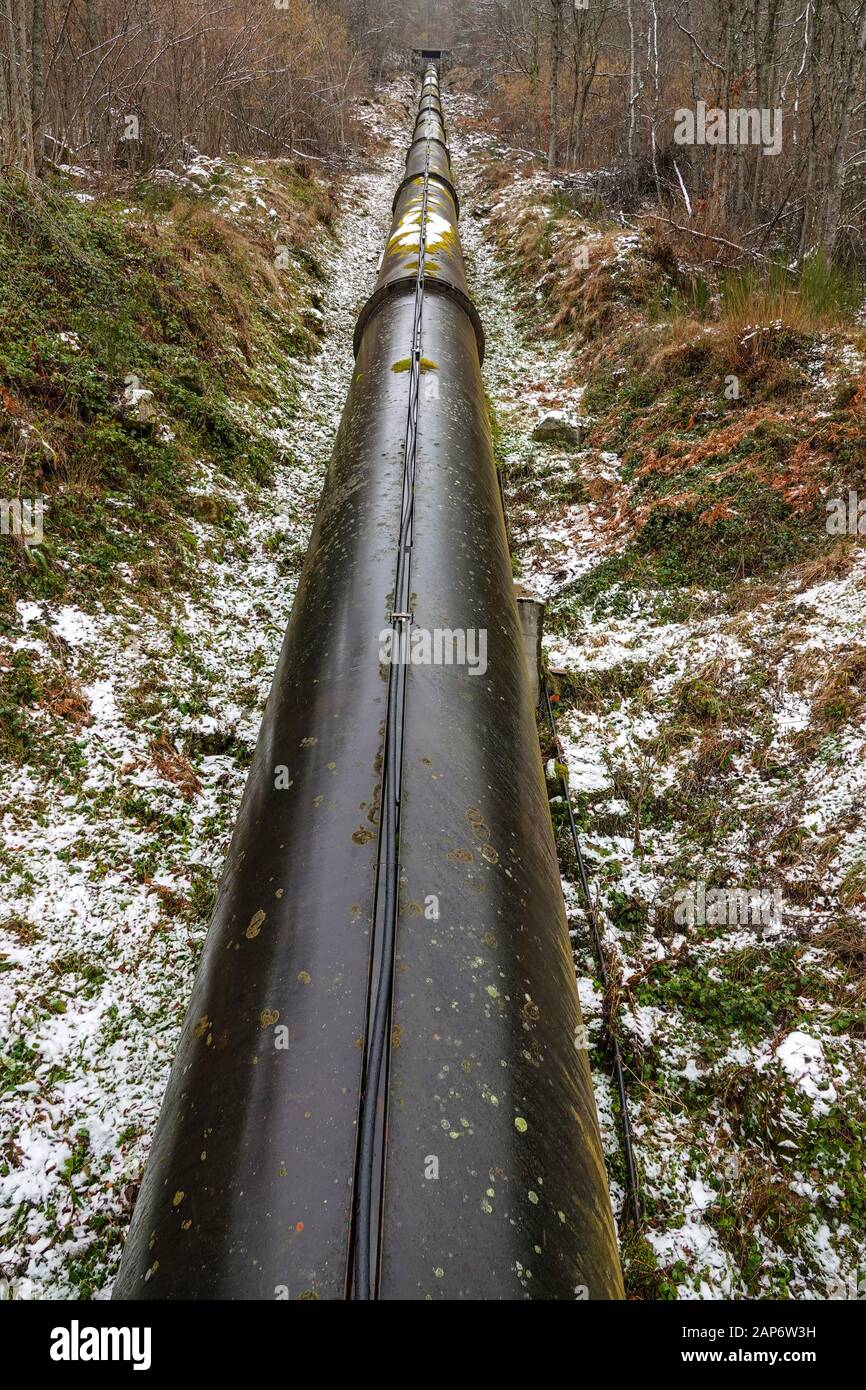 Gasdotto di grande diametro che trasporta acqua per centrale idroelettrica, Ax les Thermes, Pirenei, Francia Foto Stock