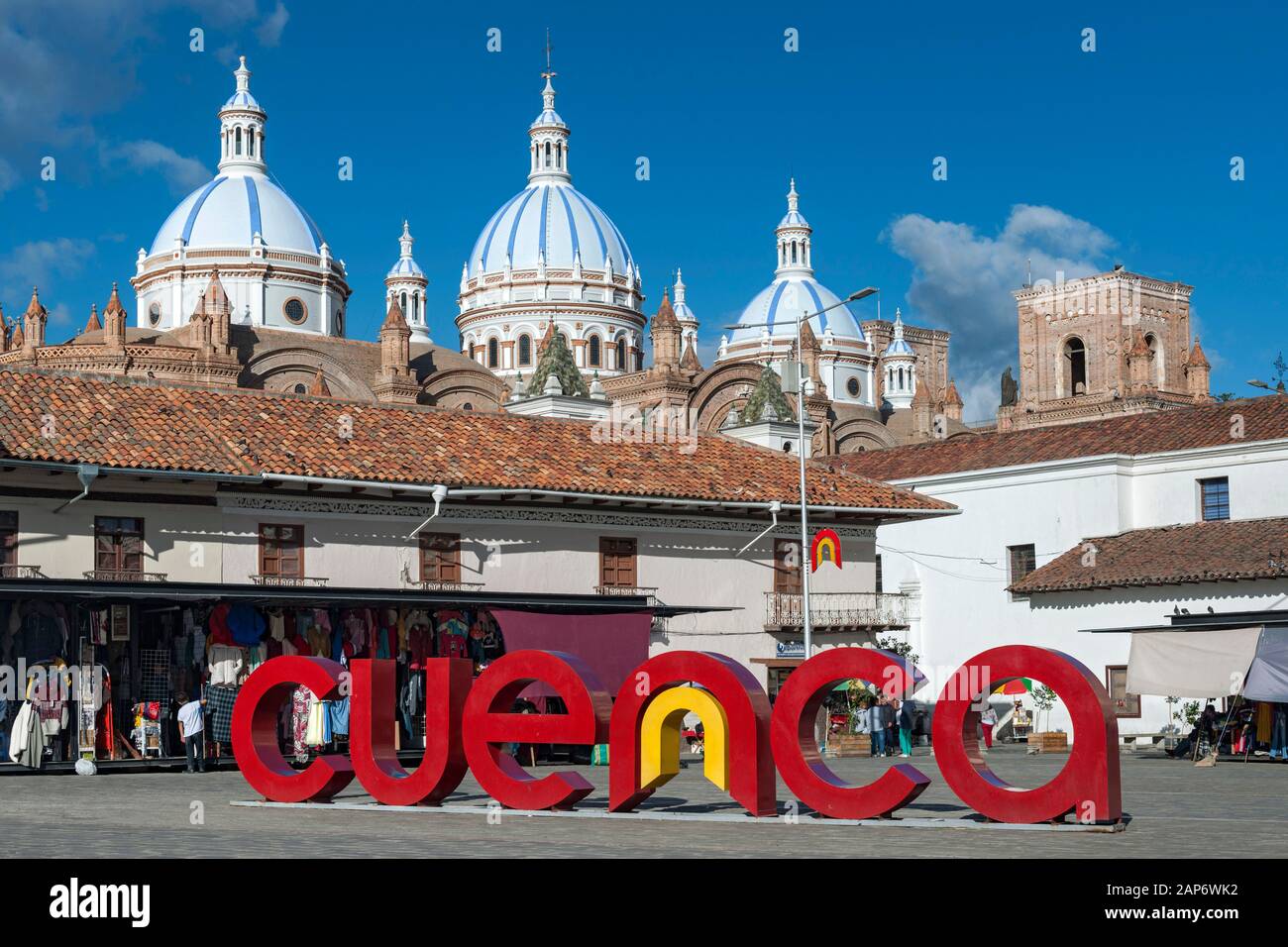 Le cupole della cattedrale dell Immacolata Concezione visto dalla Plaza de San Francisco a Cuenca, Ecuador. Foto Stock