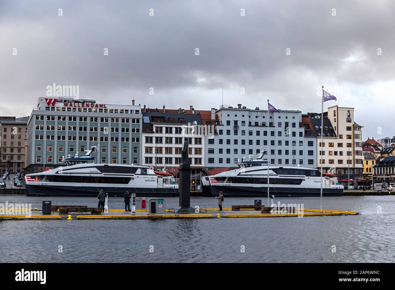 Catamarani passeggeri ad alta velocità Vingtor e Njord lungo la banchina Strandkaien nel porto di Bergen, Norvegia. Una giornata con un'eccezionale alta marea. Zacharia Foto Stock