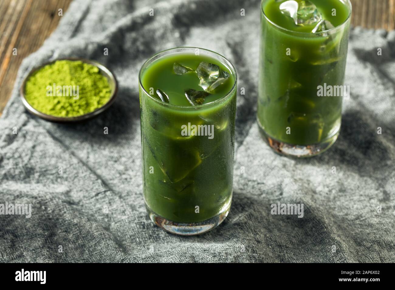 In casa Iced Matcha bere in un bicchiere Foto Stock