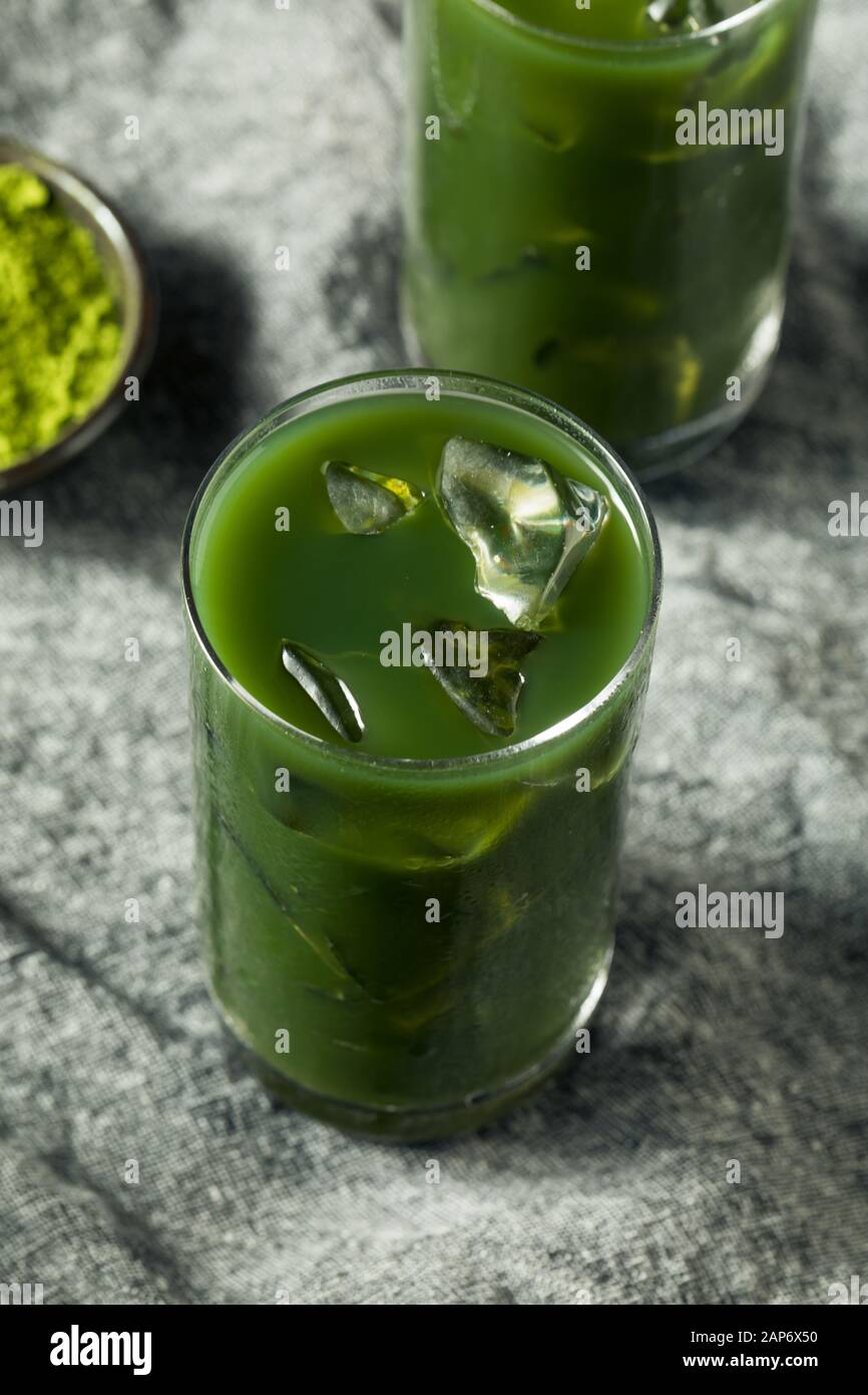 In casa Iced Matcha bere in un bicchiere Foto Stock