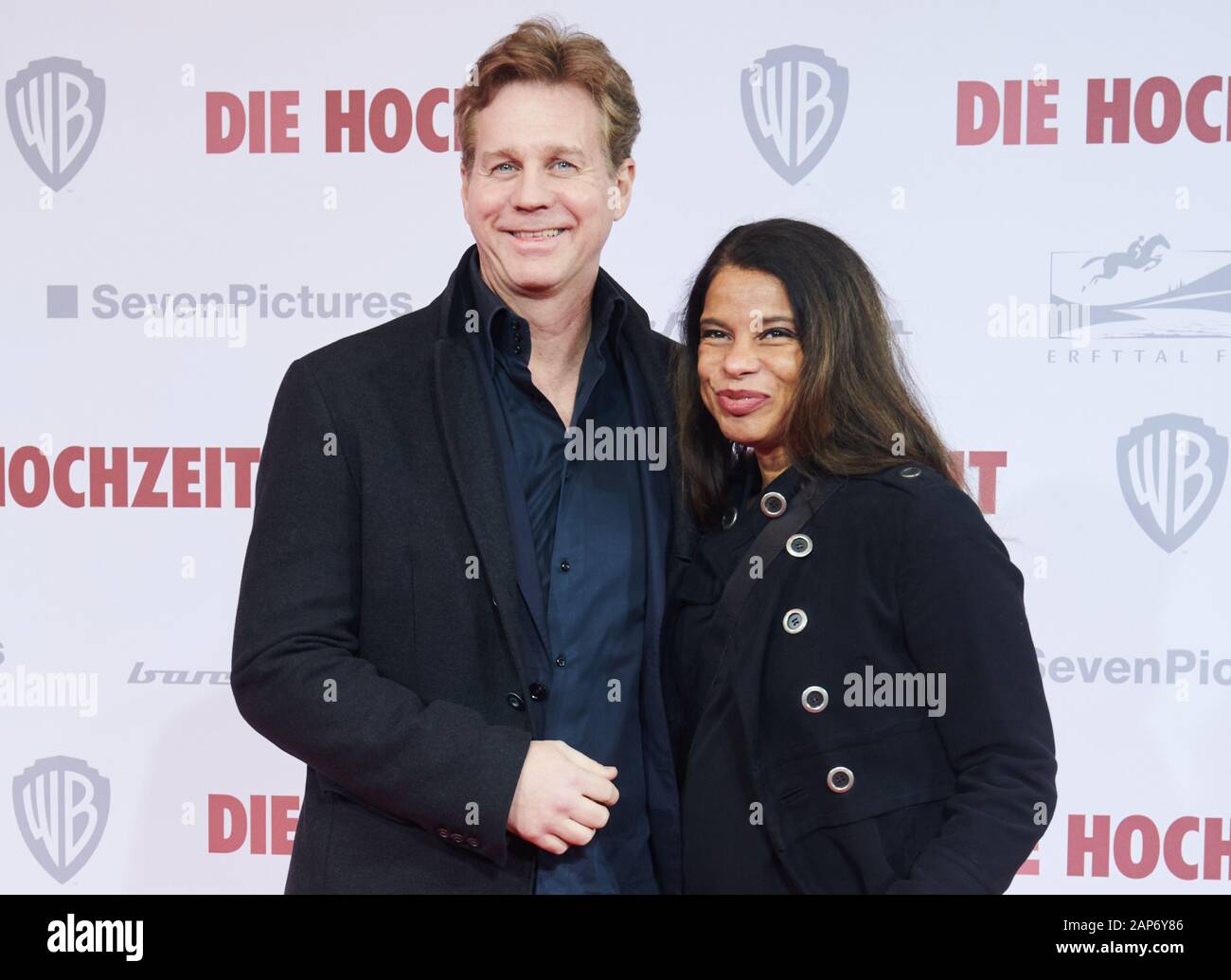 Berlino, Germania. Xxi gen, 2020. Thomas Heinze, attore, arriva con il suo partner Jackie Brown per la prima mondiale del film "Il matrimonio" presso lo Zoo Palast. Credito: Annette Riedl/dpa/Alamy Live News Foto Stock