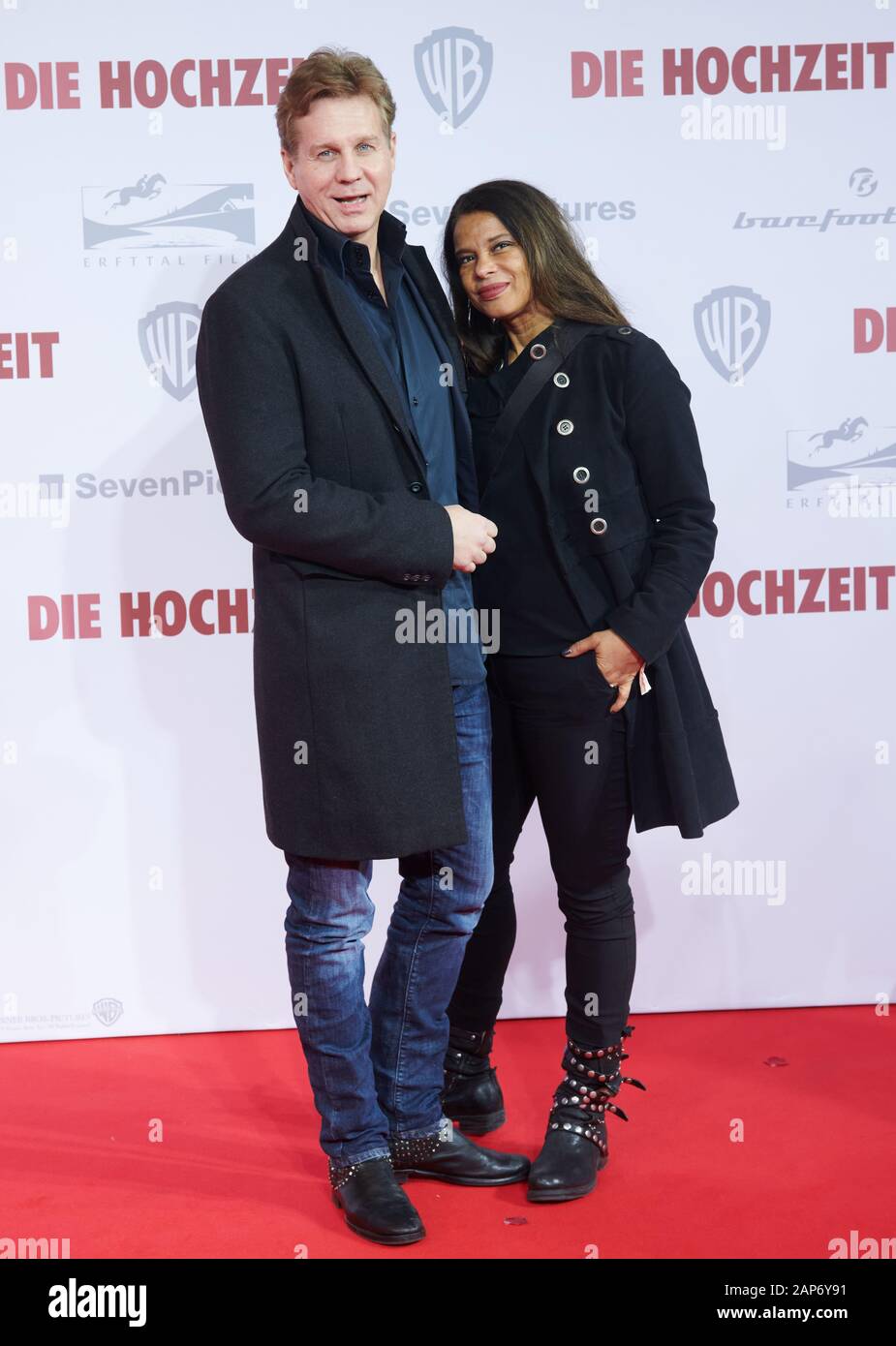 Berlino, Germania. Xxi gen, 2020. Thomas Heinze, attore, arriva con il suo partner Jackie Brown per la prima mondiale del film "Il matrimonio" presso lo Zoo Palast. Credito: Annette Riedl/dpa/Alamy Live News Foto Stock