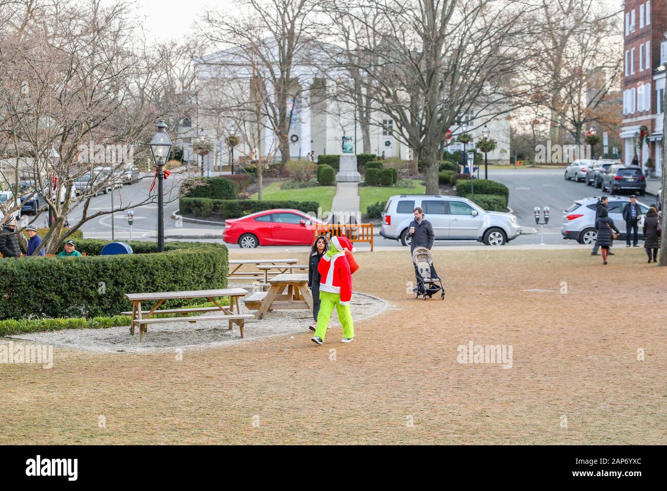 Princeton, New Jersey, 26 dicembre 2019: Le donne indossano un cappello rosso santa in un'accogliente strada invernale a Princeton. Capodanno nella città vecchia negli Stati Uniti Foto Stock