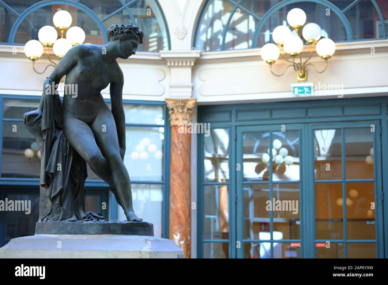 Parigi, Francia - 21 Settembre 2019: statua in bronzo morire Euridice nella Galerie Colbert. È la replica in bronzo della statua in marmo di Charles-Francois il leboeuf realizzati dall'autore nel 1865 Foto Stock