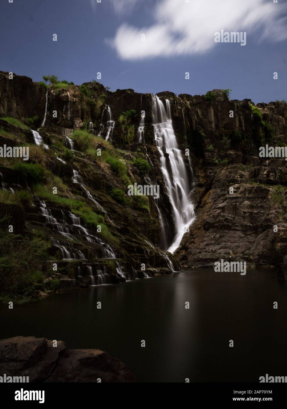 Esposizione a lungo delle cascate di Pongour nelle vicinanze di da Lat, Vietnam, in una giornata di sole con la superficie liscia del lago e l'acqua che scorre Foto Stock