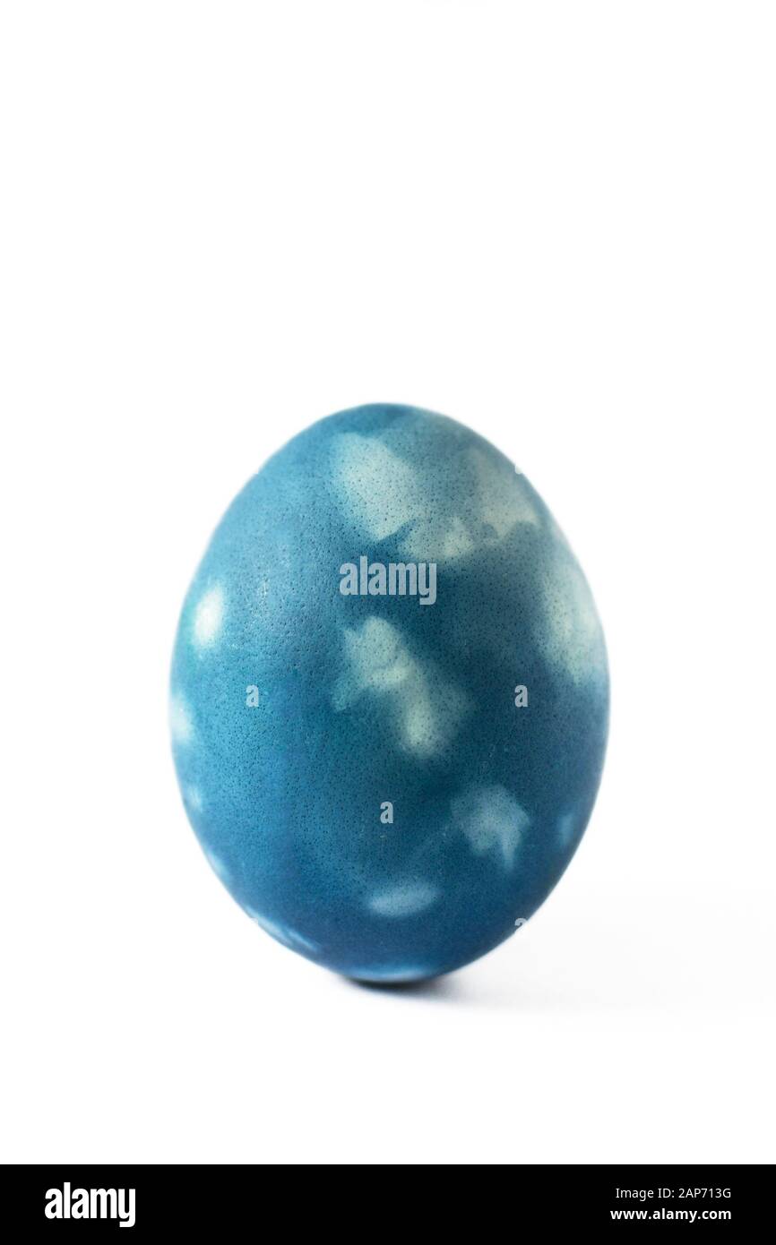 Il marmo blu uovo di pasqua isolato su sfondo bianco. Uovo di Pasqua dipinto in un classico moderno di colore blu con effetto marmo. Felice Pasqua tempo. Foto Stock