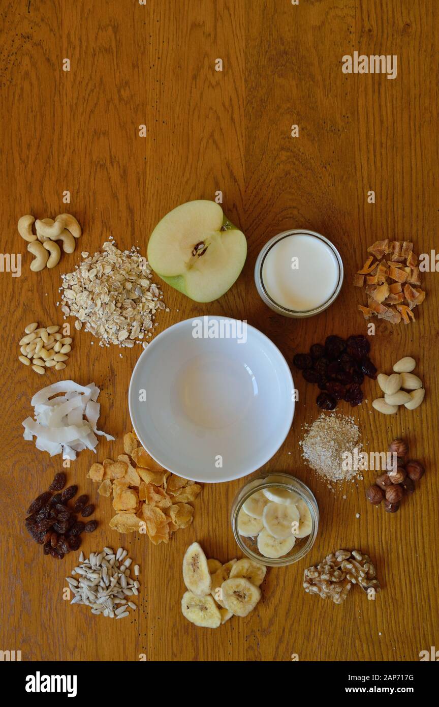 cumuli con scelta di cereali per colazione su tavola di legno Foto Stock