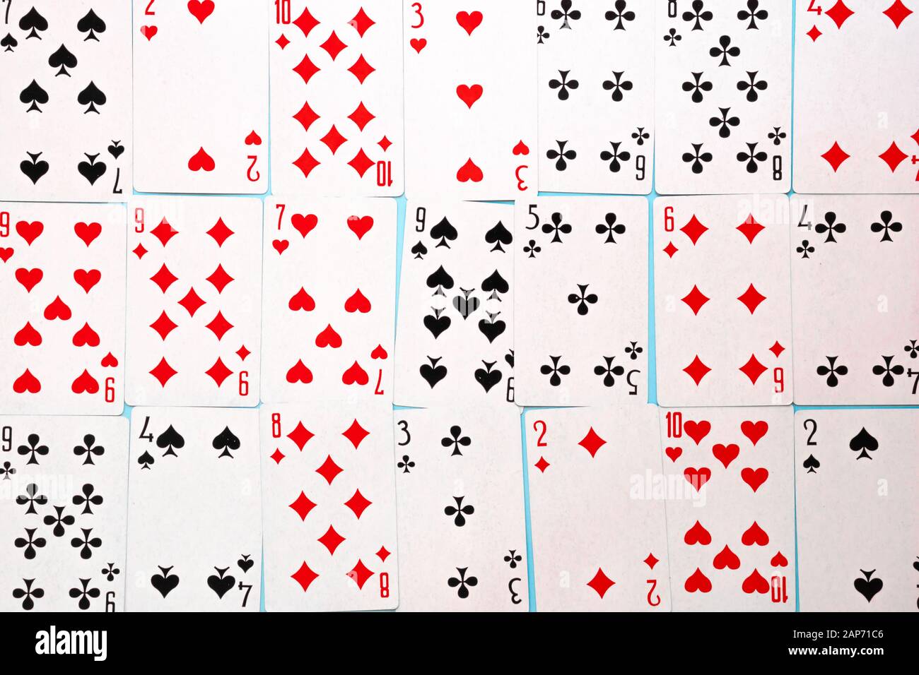 Mazzo di carte da gioco su sfondo blu. Concetto di gioco d'azzardo Foto Stock