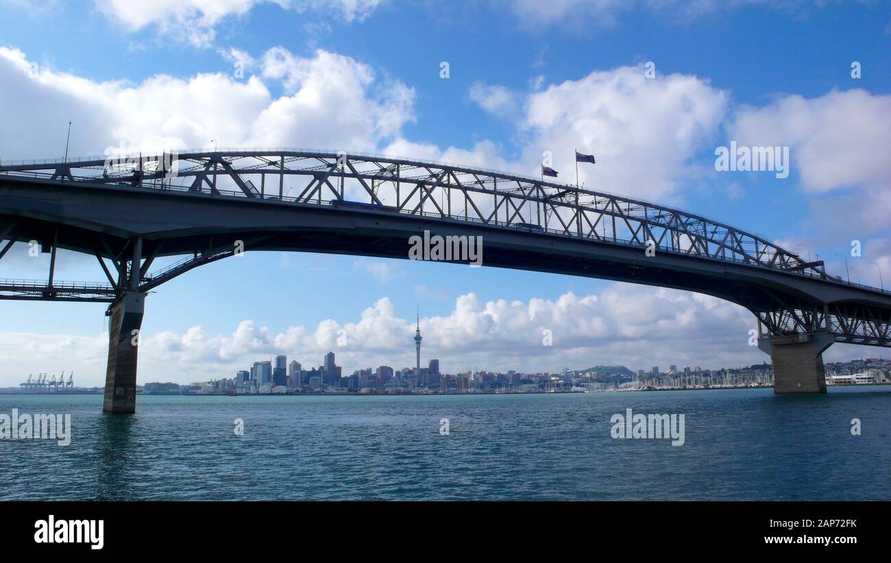 Affacciato sul Porto di Waitemata, nel centro di Auckland, dalla North Shore con il Ponte del Porto in primo piano. Nuova Zelanda. Foto Stock