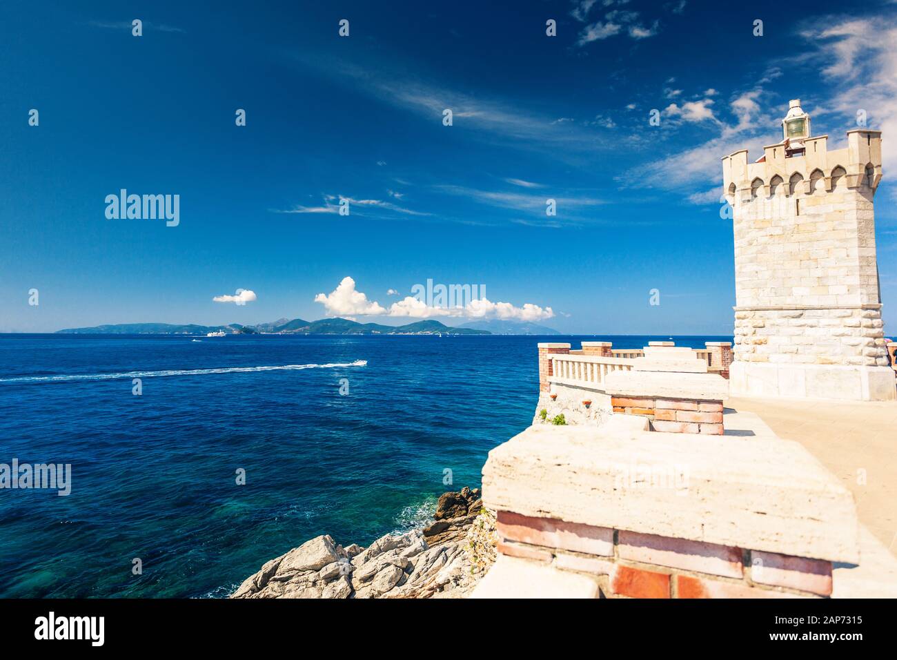Faro e vista sull'isola d'Elba da piazza Bovio a Piombino Toscana Italia Foto Stock