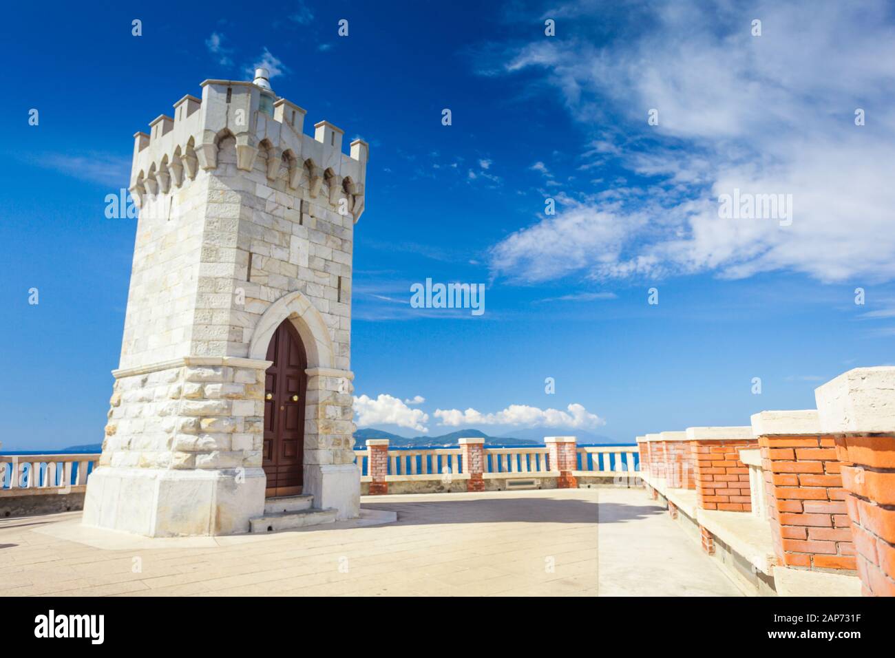 Torre faro su piazza Bovio a Piombino Toscana Italia Foto Stock