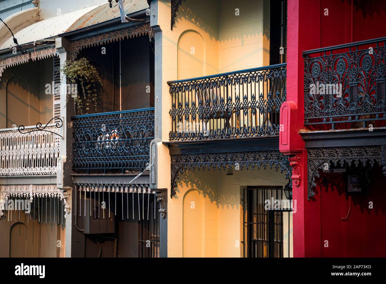 Lavori di ironwork sui balconi nel quartiere di Paddington di Sydney Foto Stock