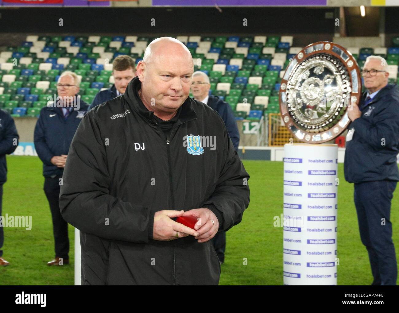 Windsor Park, Belfast, Irlanda del Nord, Regno Unito. Xxi Jan 2020. Toals County Antrim Shield Final 2020. Cliftonville v Ballymena Regno (azzurro). Azione da questa sera finale. Ballymena Regno manager David Jeffrey con la sua medaglia, una frantumazione di colpo dopo il suo lato perso per due scopi in ritardo nel tempo aggiunto. Credito: CAZIMB/Alamy Live News. Foto Stock