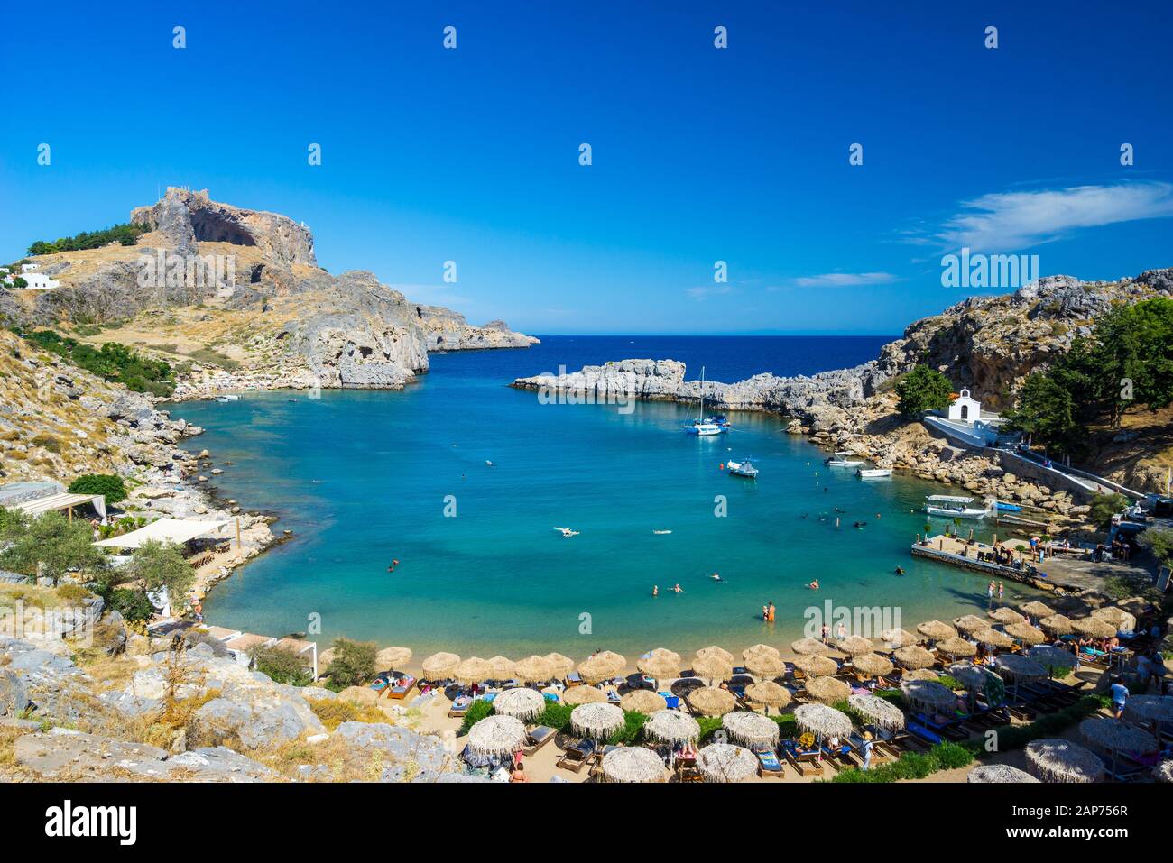 Affacciato sullo splendido St Pauls Bay Lindos Isola di Rodi Grecia Europa Foto Stock