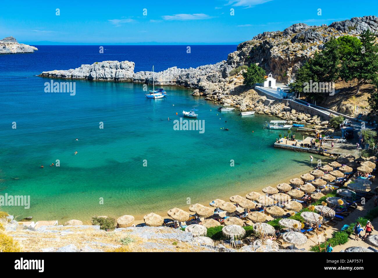 Affacciato sullo splendido St Pauls Bay Lindos Isola di Rodi Grecia Europa Foto Stock