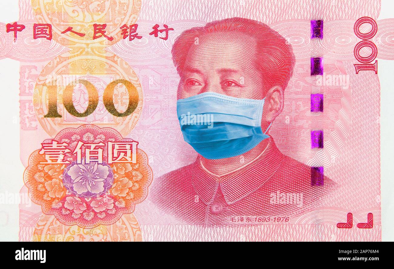 Coronavirus denaro e finanza. Concetto: Quarantena in Cina, banconota da 100 Yuan con maschera facciale. Economia e mercati finanziari colpiti dal virus della corona Foto Stock