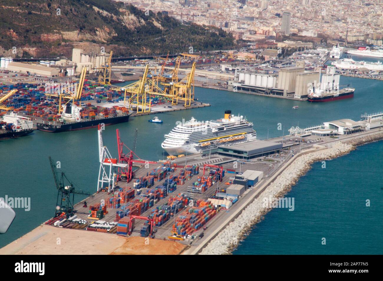 Porto di Barcellona, molo commerciale, barche e gru vista aerea di lavoro Foto Stock