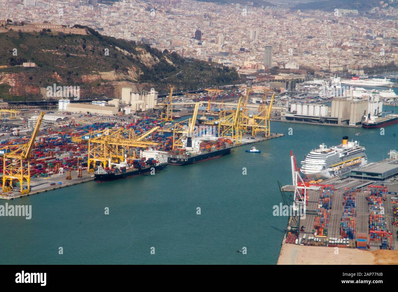 Porto di Barcellona, molo commerciale, barche e gru vista aerea di lavoro Foto Stock