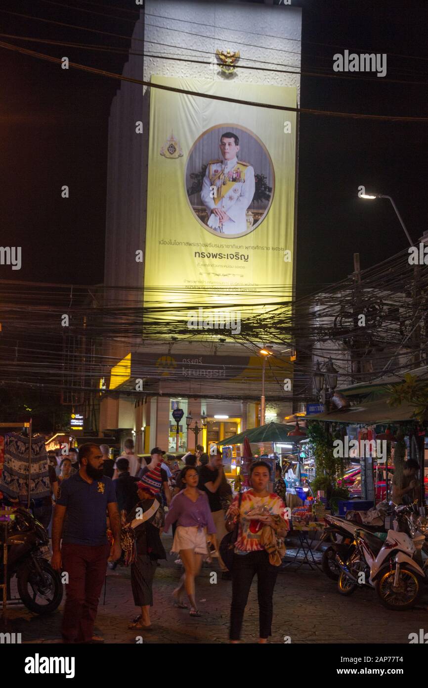 Cartello fotografico king of Thailand in kao san Road, Bangkok Thailandia persone notte vita notturna Foto Stock