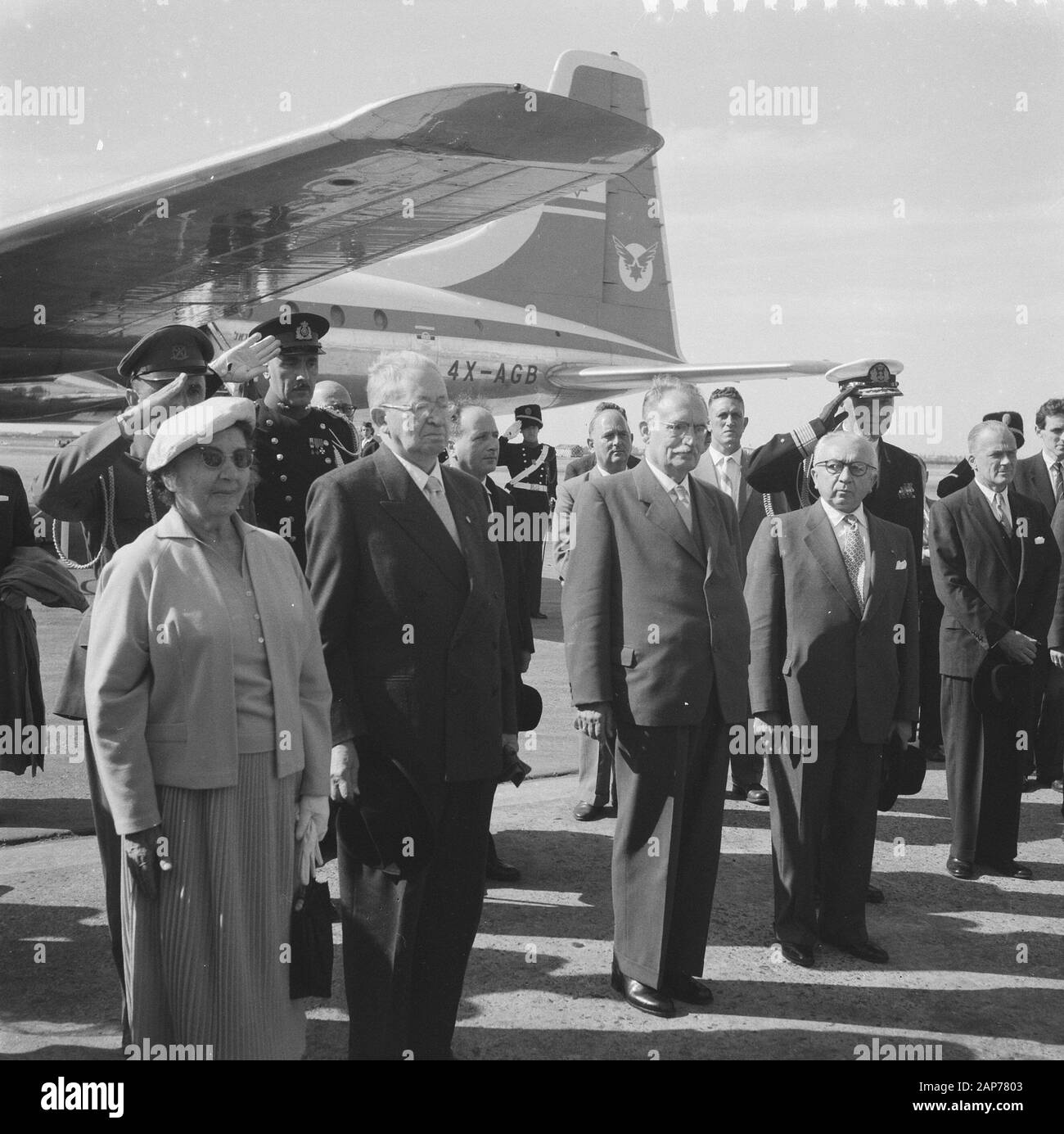 Arrivo Presidente di Israele Isaac ben Zwi a Schiphol Data: 14 luglio 1958 Luogo: Noord-Holland, Schiphol Parole chiave: arrivo nome personale: Ben Zwi, Isacco Foto Stock