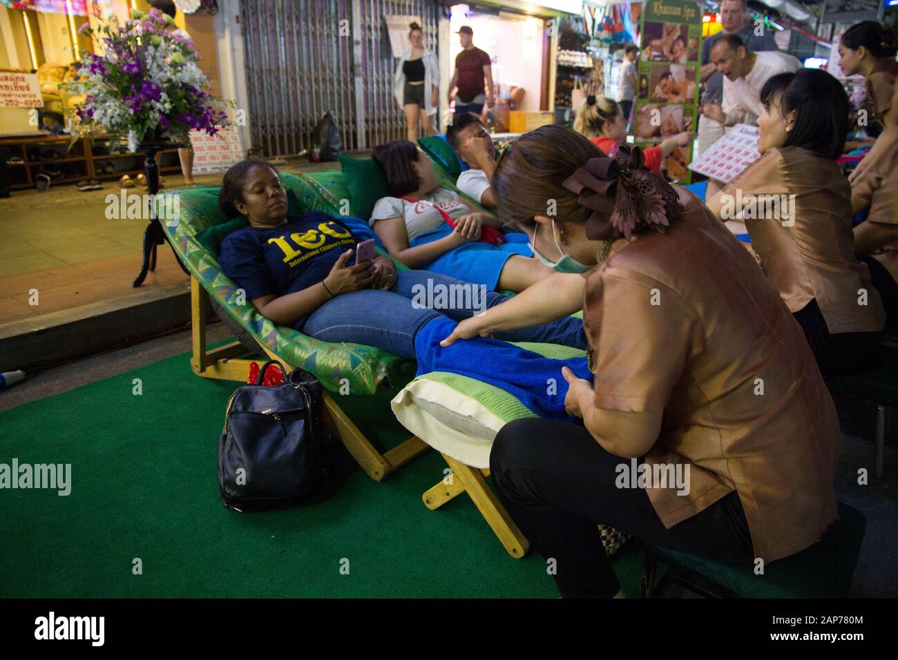 Gruppo di massaggio tailandese di persone in strada Bangkok, Thailandia Foto Stock