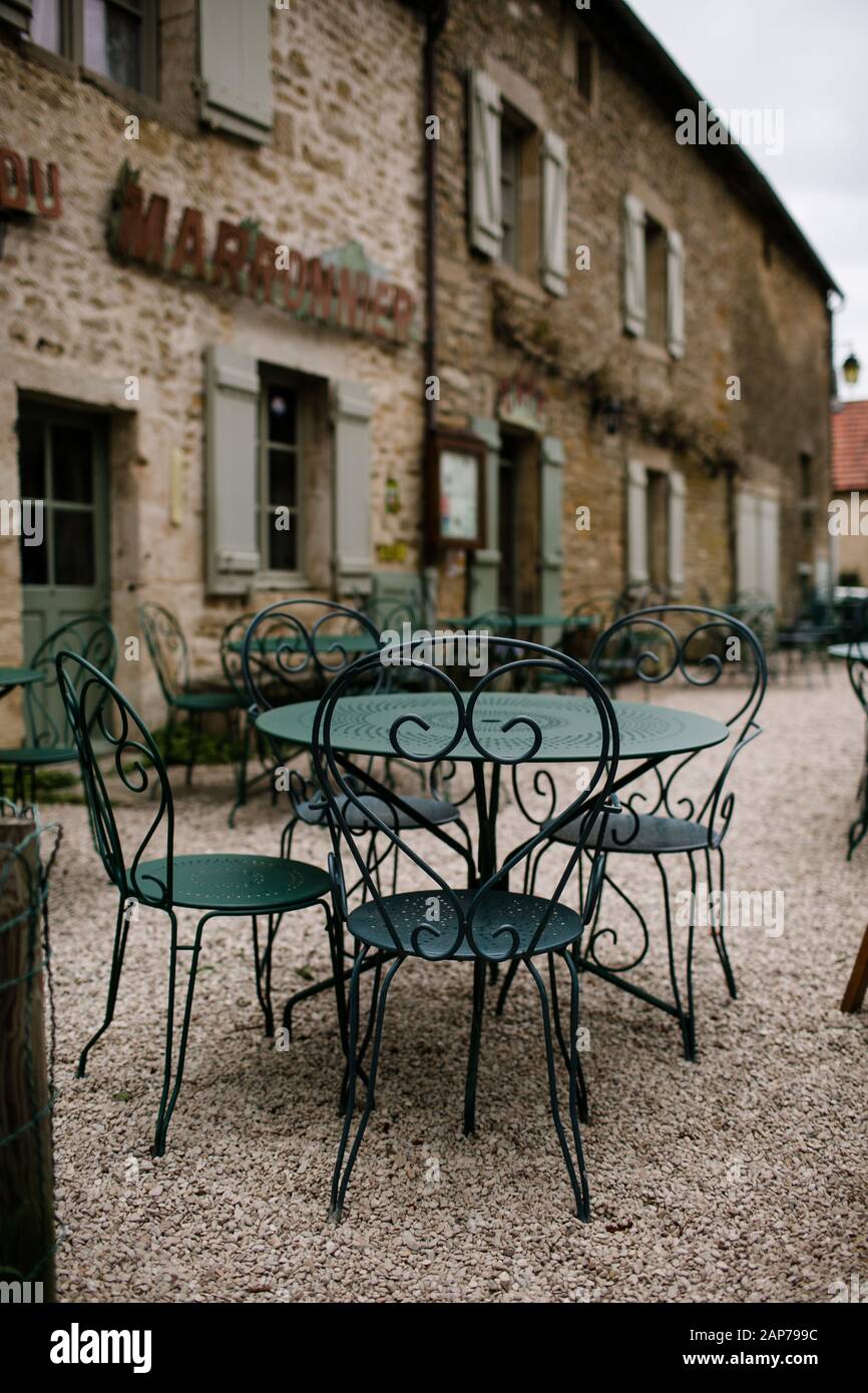 Tavolo caffè vuoto il giorno nuvoloso nella campagna francese Foto Stock