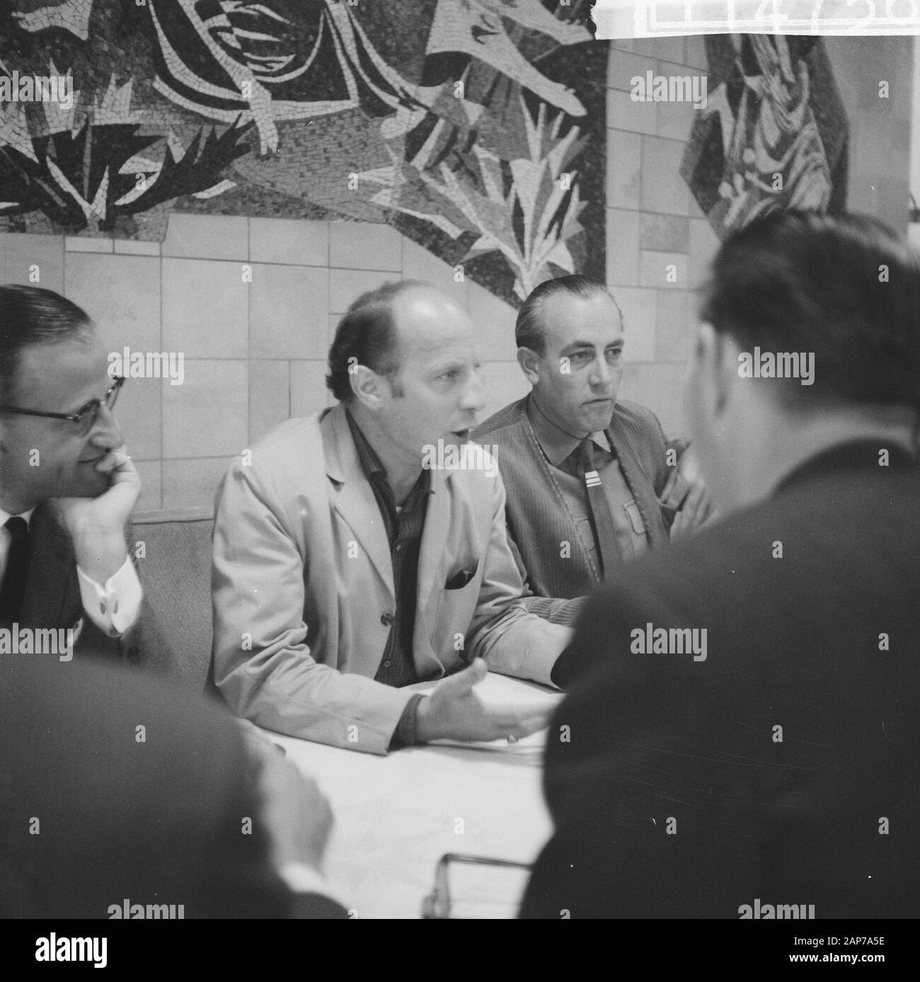 Arrivo di Wim Sonneveld all'aeroporto di Schiphol da Curacao. Durante la conferenza stampa Data: 3 agosto 1960 Location: Noord-Holland, Schiphol Parole chiave: arrivi, cabaret, conferenze stampa, aeroporti nome personale: Sonneveld, Wim Foto Stock