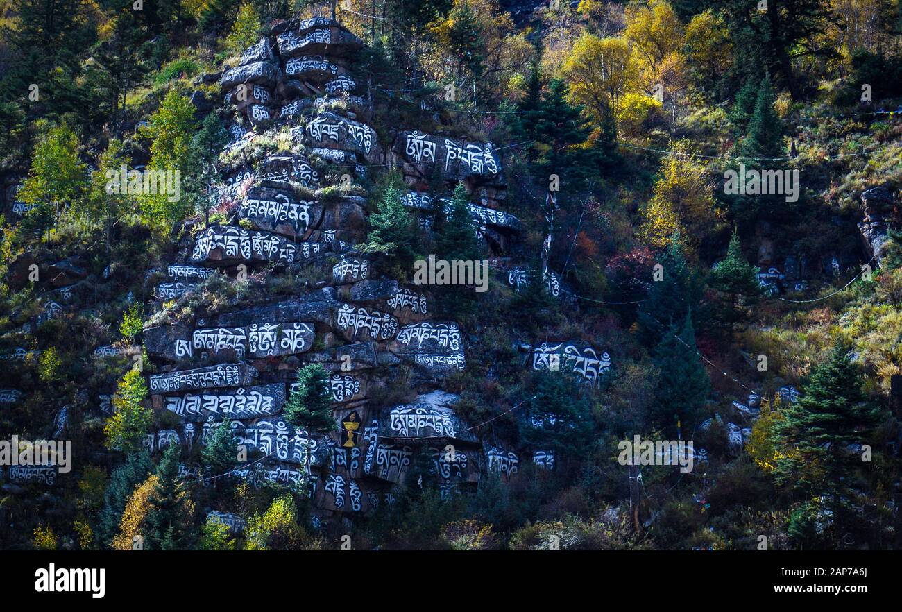 Belle preghiere dipinte sulle superfici rocciose delle colline Foto Stock