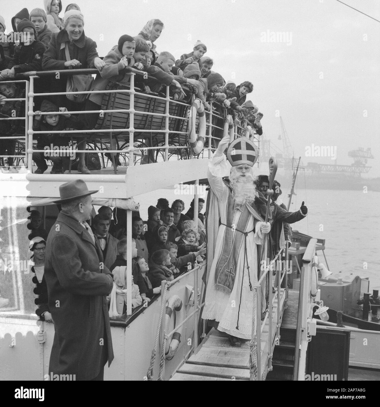 Arrivo Sint Nicolaas, Parkkade Rotterdam Data: 28 novembre 1959 Luogo: Rotterdam, Zuid-Holland Parole chiave: arrivo nome personale: Sinterklaas Foto Stock