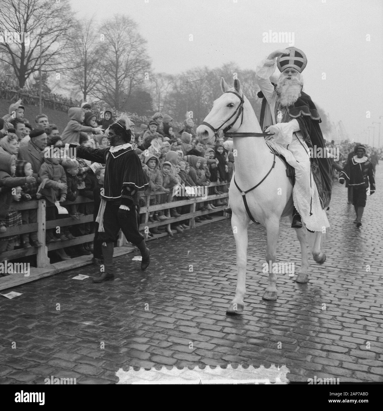Arrivo Sint Nicolaas, Parkkade Rotterdam Data: 28 novembre 1959 Luogo: Rotterdam, Zuid-Holland Parole chiave: arrivo nome personale: Sinterklaas Foto Stock
