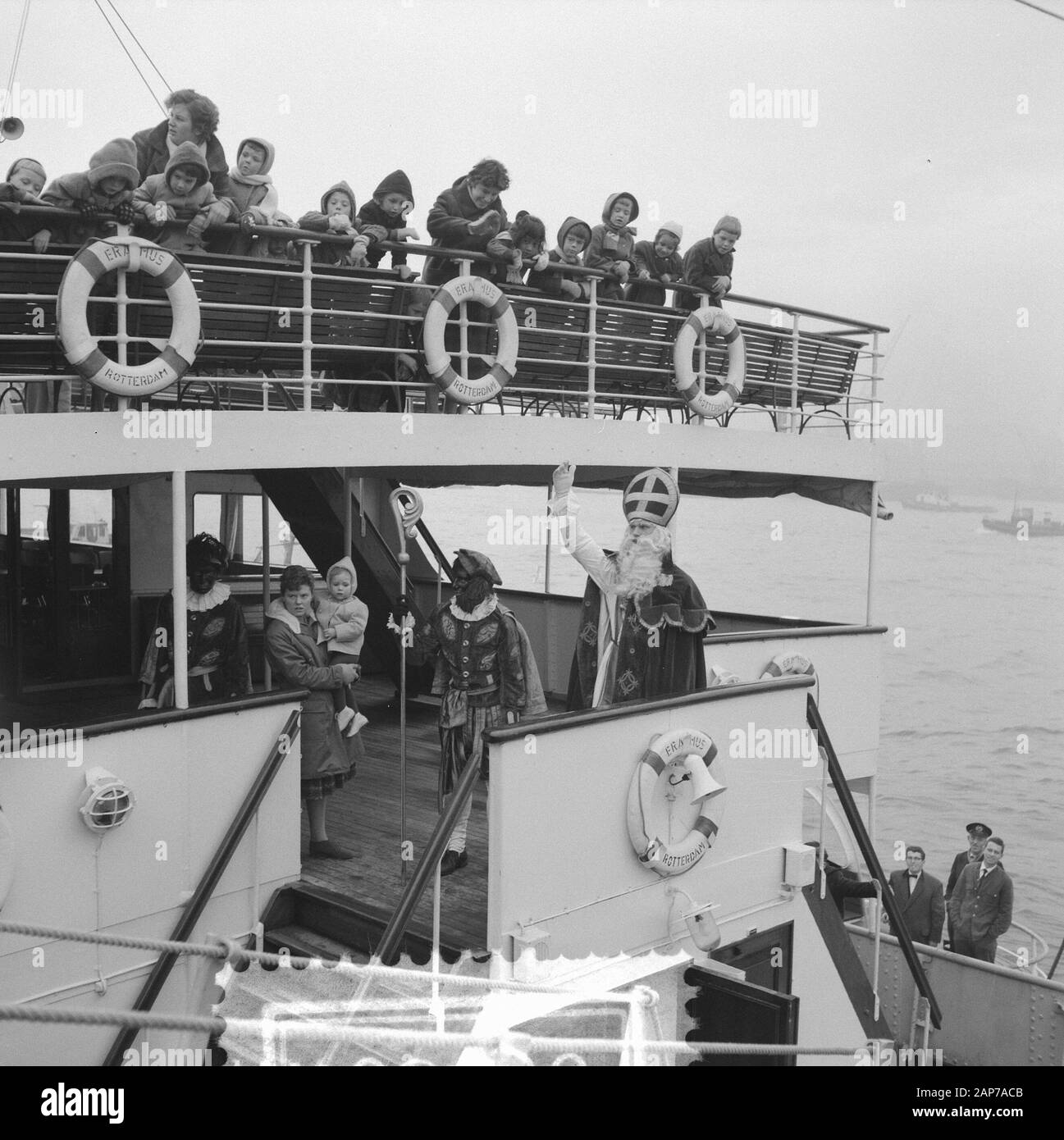 Arrivo Sint Nicolaas, Parkkade Rotterdam Data: 28 novembre 1959 Luogo: Rotterdam, Zuid-Holland Parole chiave: arrivo nome personale: Sinterklaas Foto Stock