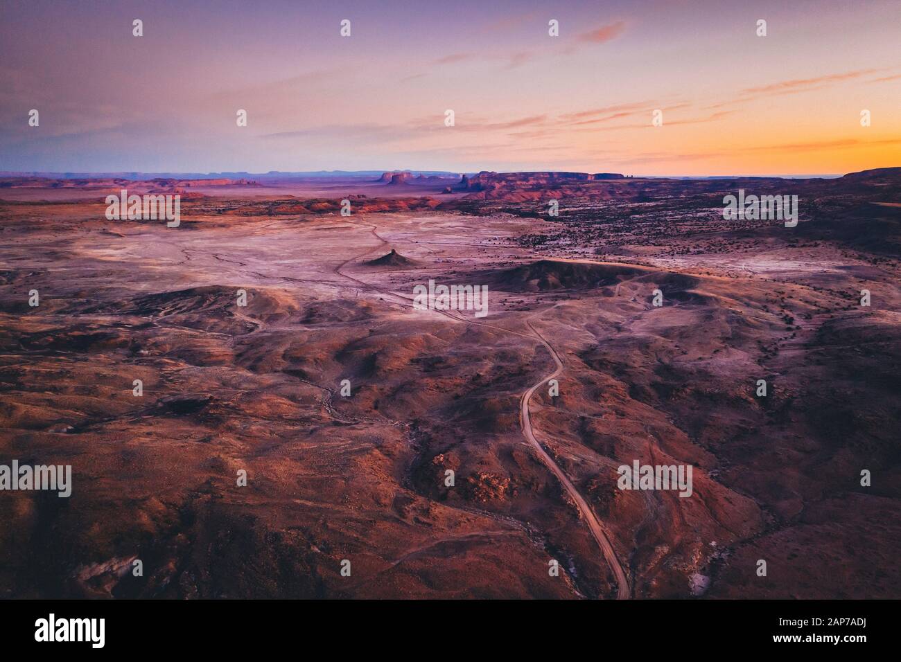Vista aerea di una strada non asfaltata in un deserto dell'Arizona al mattino Foto Stock