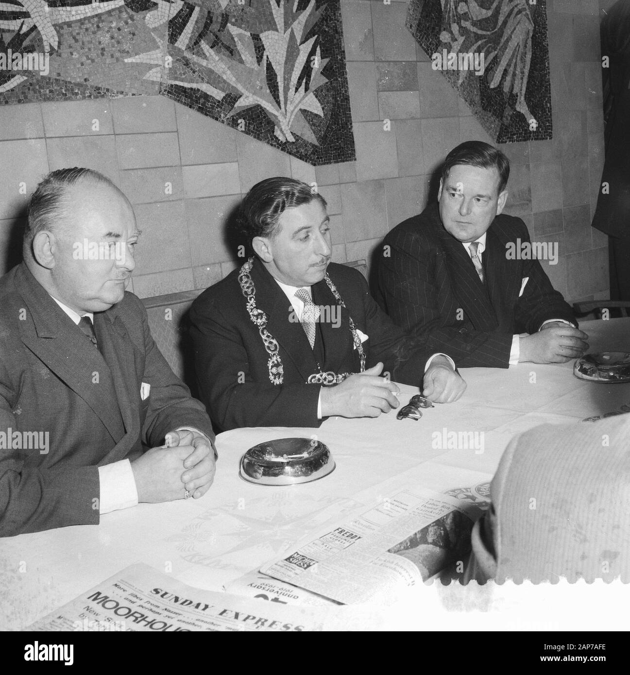Arrivo Lord Provost di Glasgow all'aeroporto di Schiphol, il Lord Provost durante la conferenza stampa Data: Dicembre 6, 1959 Parole chiave: arrivo, conferenze stampa nome personale: Lord Provost Foto Stock