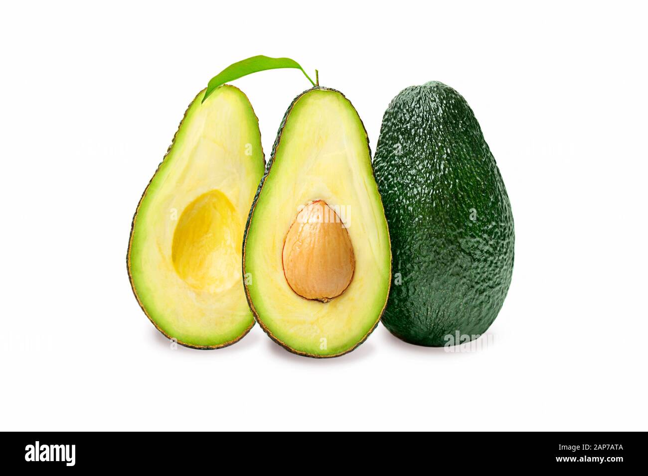 Avocado isolato. Frutta fresca avocado cit in mezzo isolato su sfondo bianco. Foto Stock