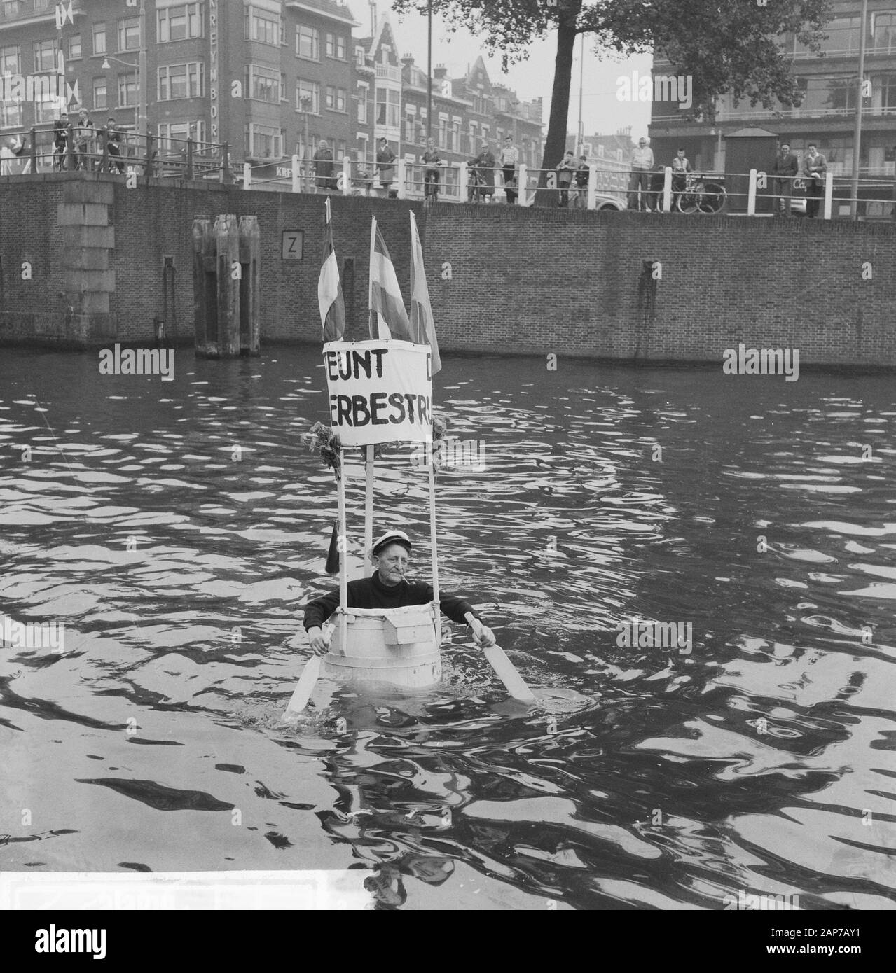 80-anno-vecchio H. Schilperoord annuncia la raccolta in tonnellate Data: 10 settembre 1960 Parole chiave: Collectes, ADVERTICS nome personale: H. Schilperoord Foto Stock