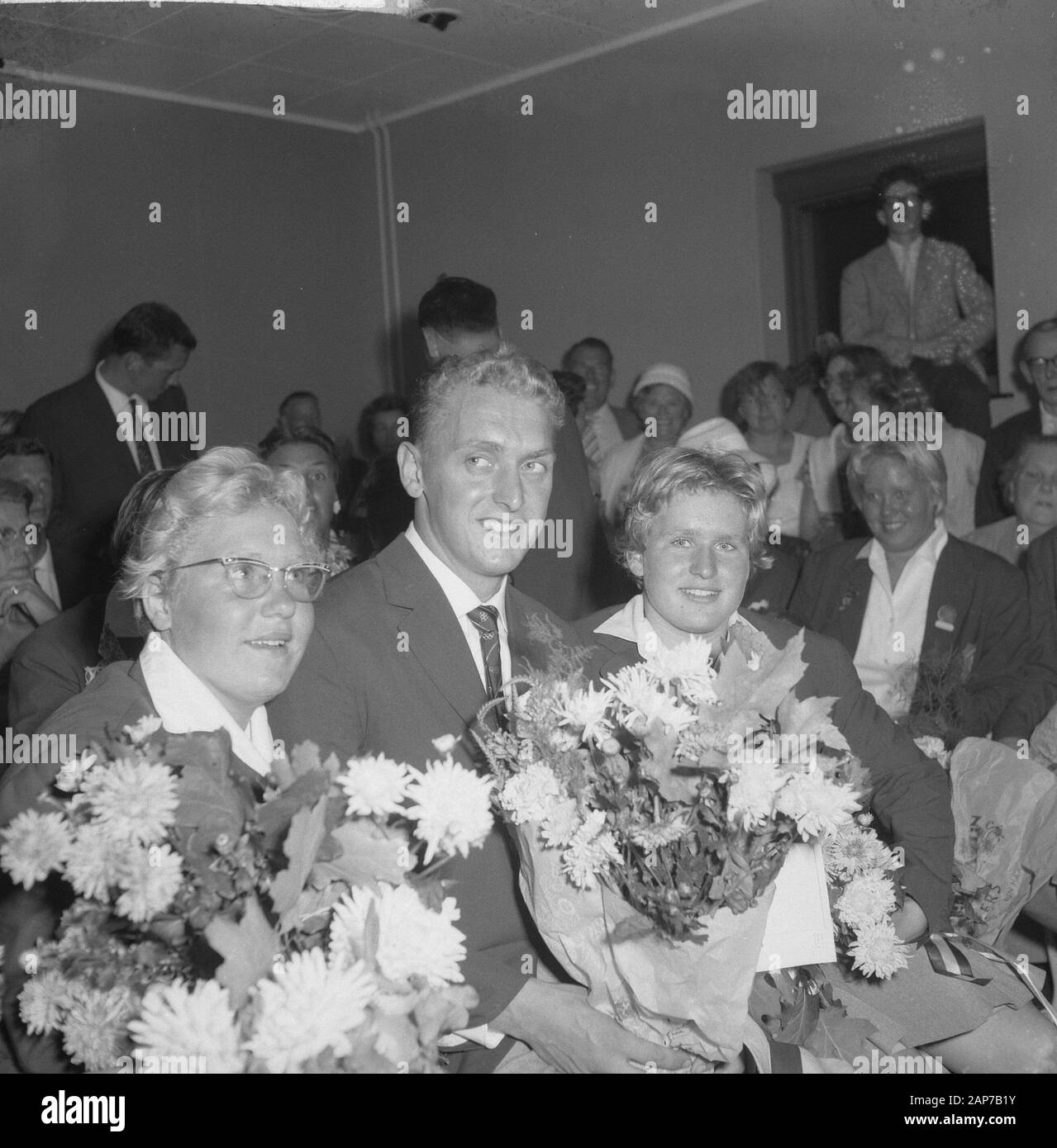 Arrivo del team olimpico all'aeroporto di Schiphol, flnr. Tineke Lagerberg, Wieger Mensonides e Marianne Heemskerk Data: 12 settembre 1960 Luogo: Noord-Holland, Schiphol Parole chiave: sport, aeroporti, nuoto nome personale: Heemskerk, Marianne, Lagerberg, Tineke, Mensonides, Wieger Foto Stock