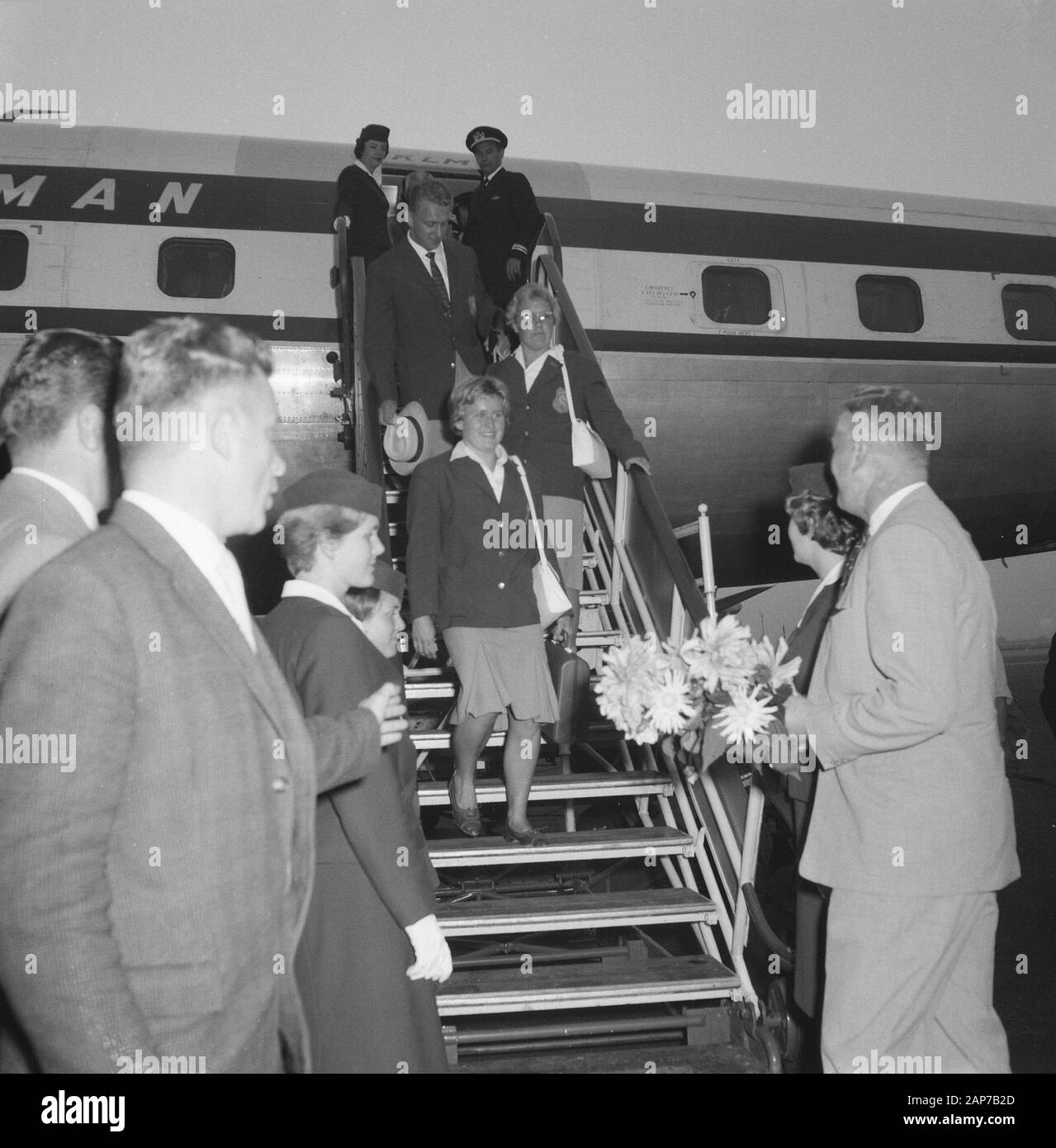 Arrivo del team olimpico a Schiphol. Marianne Heemskerk, Tineke Lagerberg e Wieger Mensonides lasciare il velivolo Data: 12 settembre 1960 Luogo: Noord-Holland, Schiphol Parole chiave: sport, aeroporti, nuoto nome personale: Heemskerk, Marianne, Lagerberg, Tineke, Mensonides, Wieger Foto Stock
